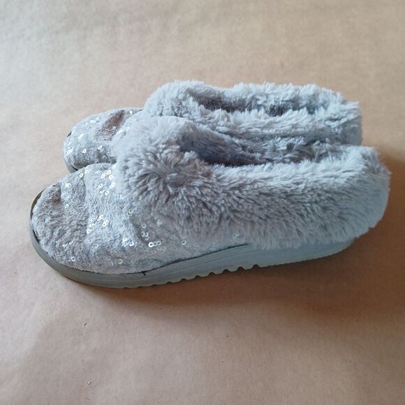 Dluxe By Dearfoams Faux Fur Slippers Ice Blue Sequins Size 7-8 - Picture 3 of 8